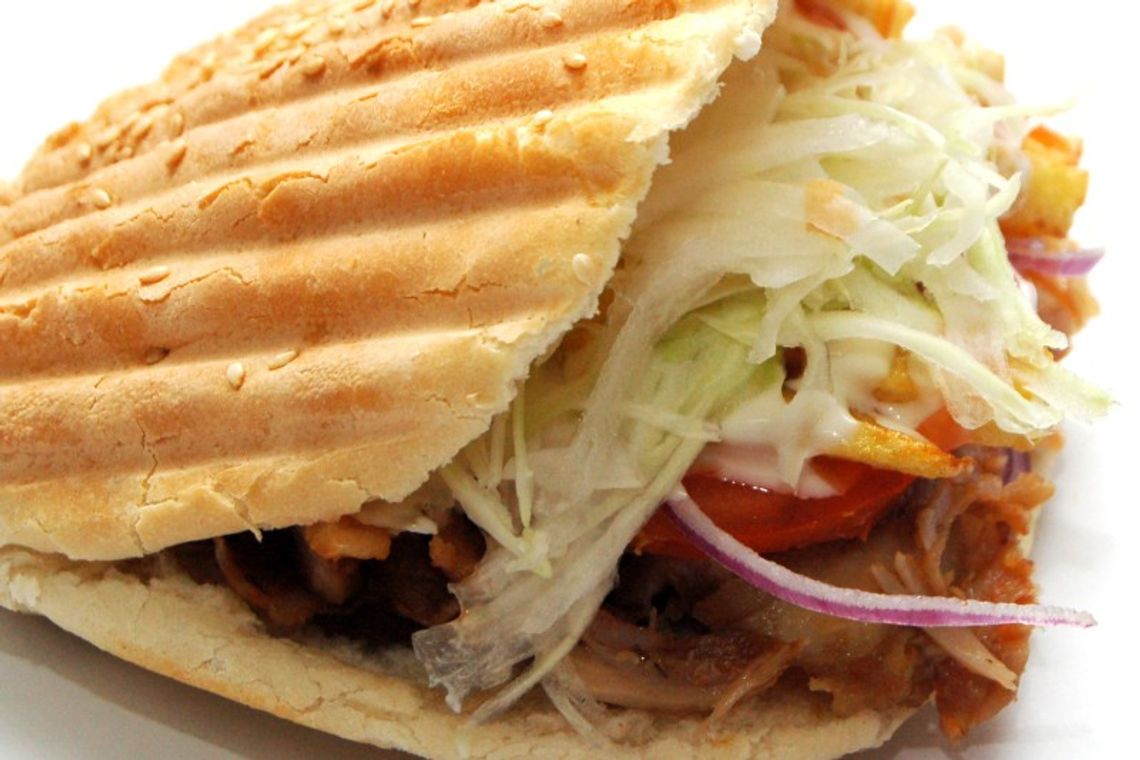 Kłótnia ze sprzedawcą kebabów w centrum Lublina. Tunezyjczyk pchnął nożem Polaka Kłótnia ze sprzedawcą kebabów w centrum Lublina. Tunezyjczyk pchnął nożem Polaka