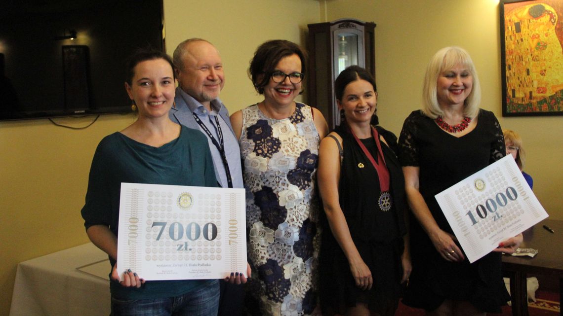 Klub Rotary przekazał czeki Dziupli i Promieniowi Klub Rotary przekazał czeki Dziupli i Promieniowi