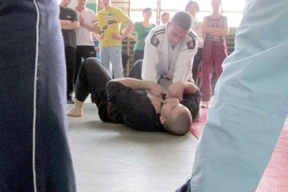 Kobieta Bezpieczna: Policja uczy kobiety jak się obronić