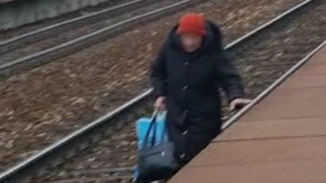 Kobieta była na torach. Właśnie nadjeżdżał pociąg Kobieta była na torach. Właśnie nadjeżdżał pociąg