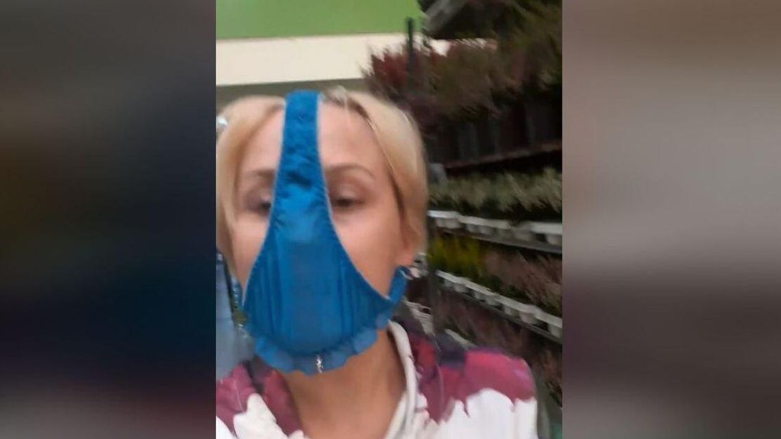 Kobieta nie miała maseczki w sklepie. Założyła na twarz majtki Kobieta nie miała maseczki w sklepie. Założyła na twarz majtki