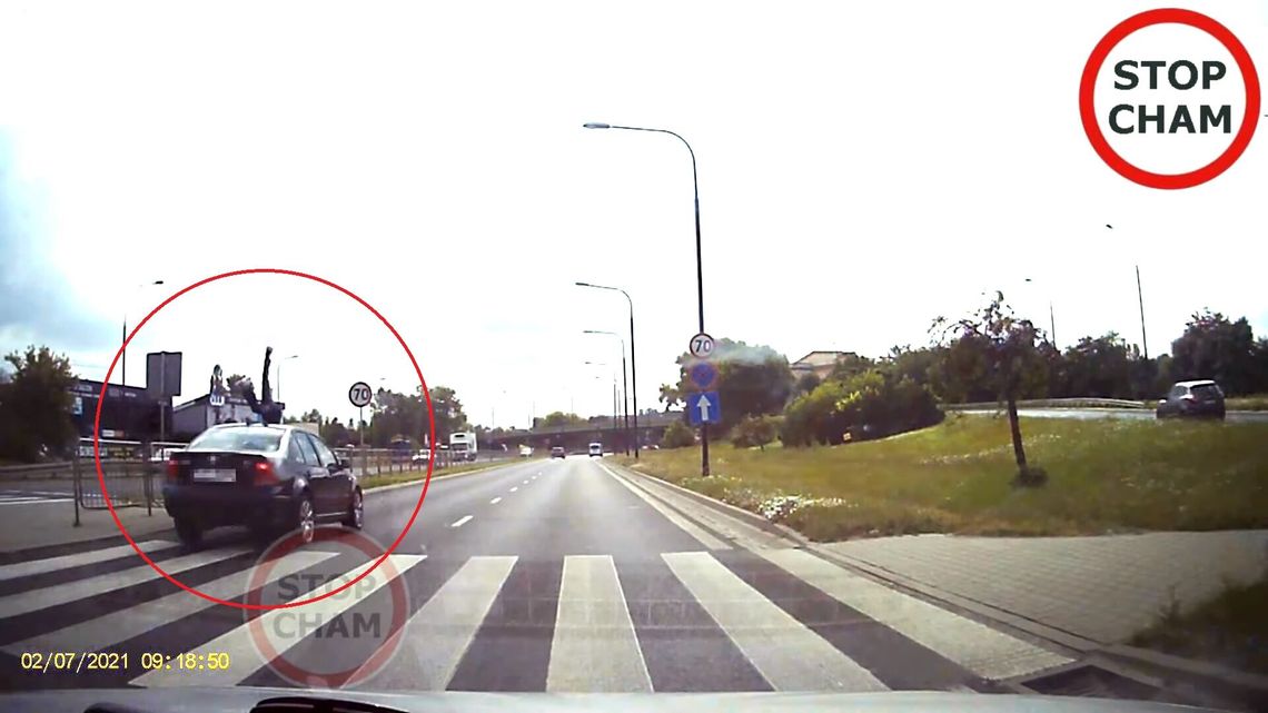 Kobieta omijała stojące auta na Al. Tysiąclecia w Lublinie. Wjechała w pieszego na pasach [wideo]