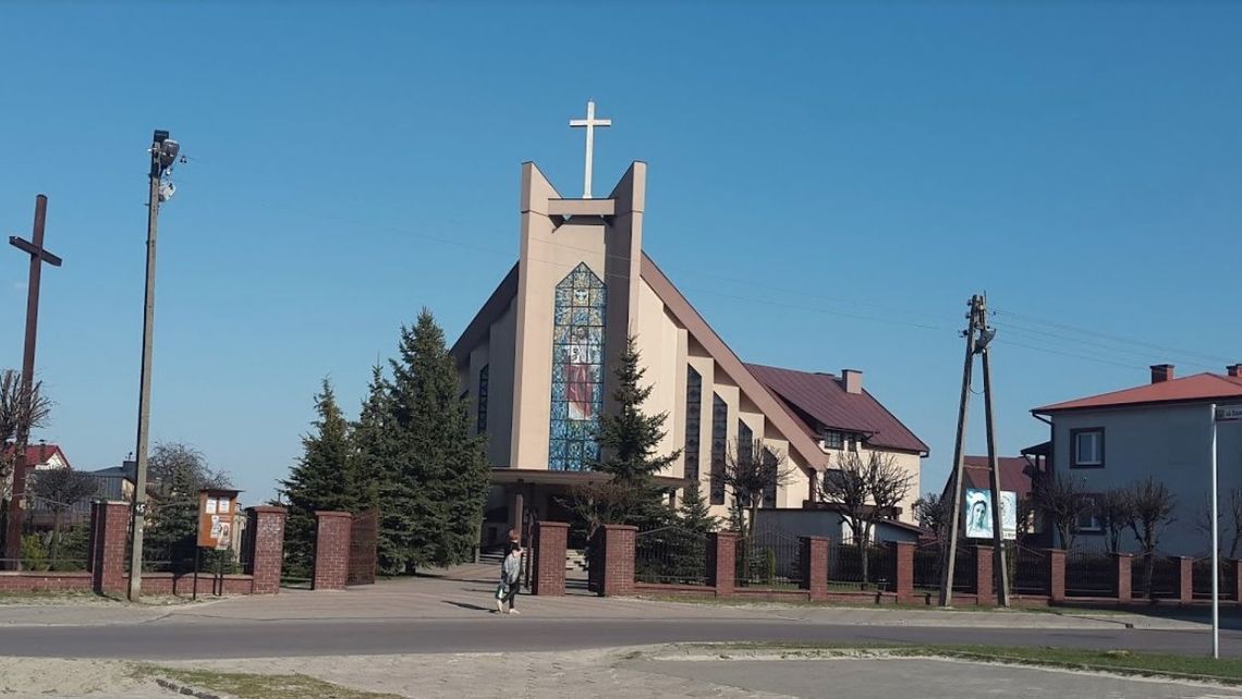 Kobieta powiesiła się na placu przy kościele. Wcześniej spowodowała kolizję