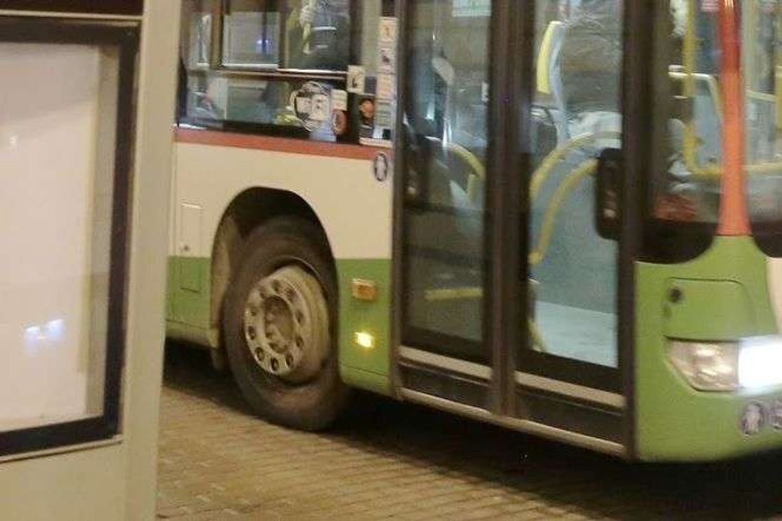 Kobieta przejechana przez autobus zmarła po kilku tygodniach. Jest opinia biegłych