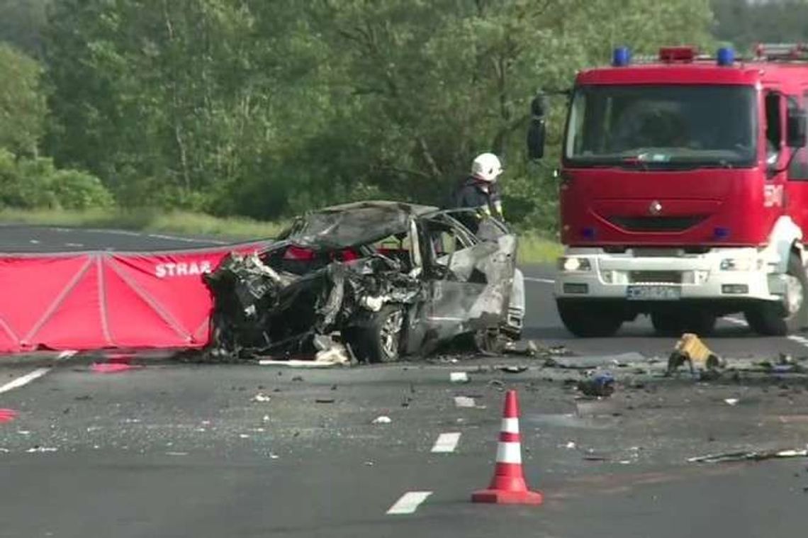 Kobieta spłonęła w samochodzie. Zderzenie z ciężarówką