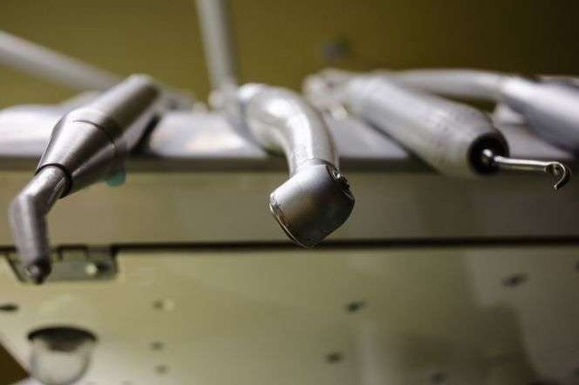 Kobieta uciekła z fotela dentystycznego i wezwała policję. Lekarka miała 2,8 promila