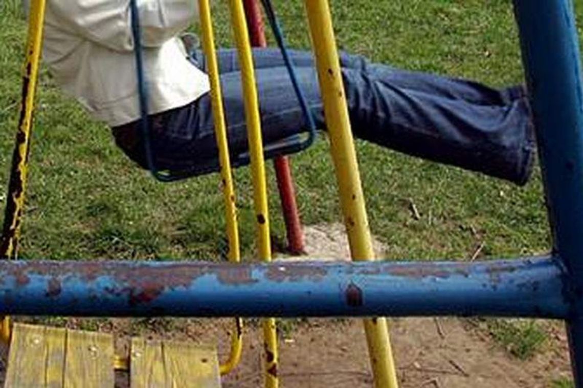 Kobieta utknęła na huśtawce. Uwolnili ją strażacy Kobieta utknęła na huśtawce. Uwolnili ją strażacy