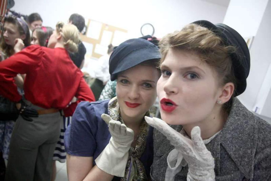 Kobieta w PRL. Pokaz mody z epoki i bar mleczny w szkole