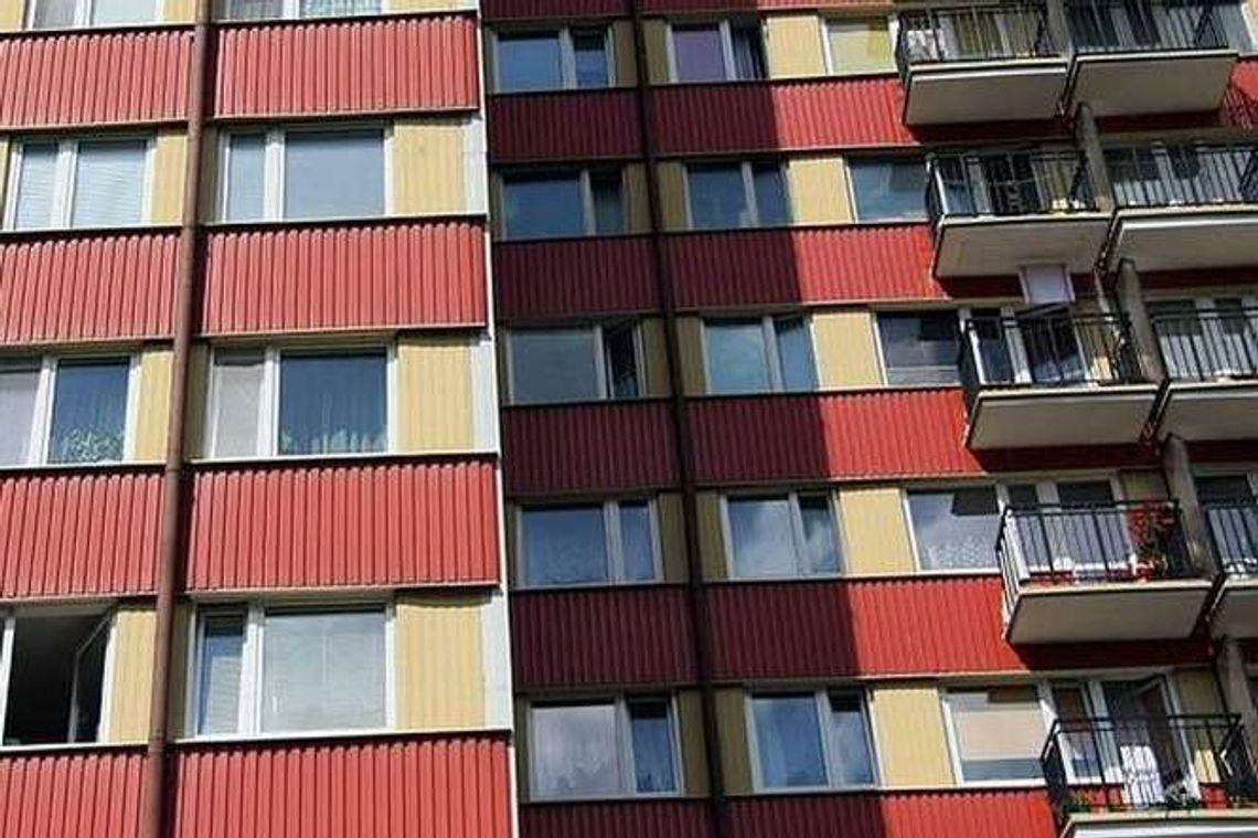 Kobieta wypadła z 10 piętra wieżowca na Czechowie. Nic jej się nie stało