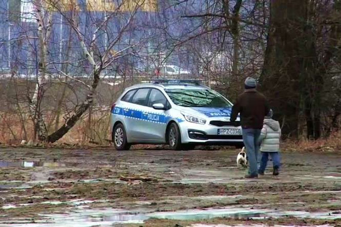 Kobieta wyskoczyła z szałasu i rzuciła się na policjantów. Została postrzelona