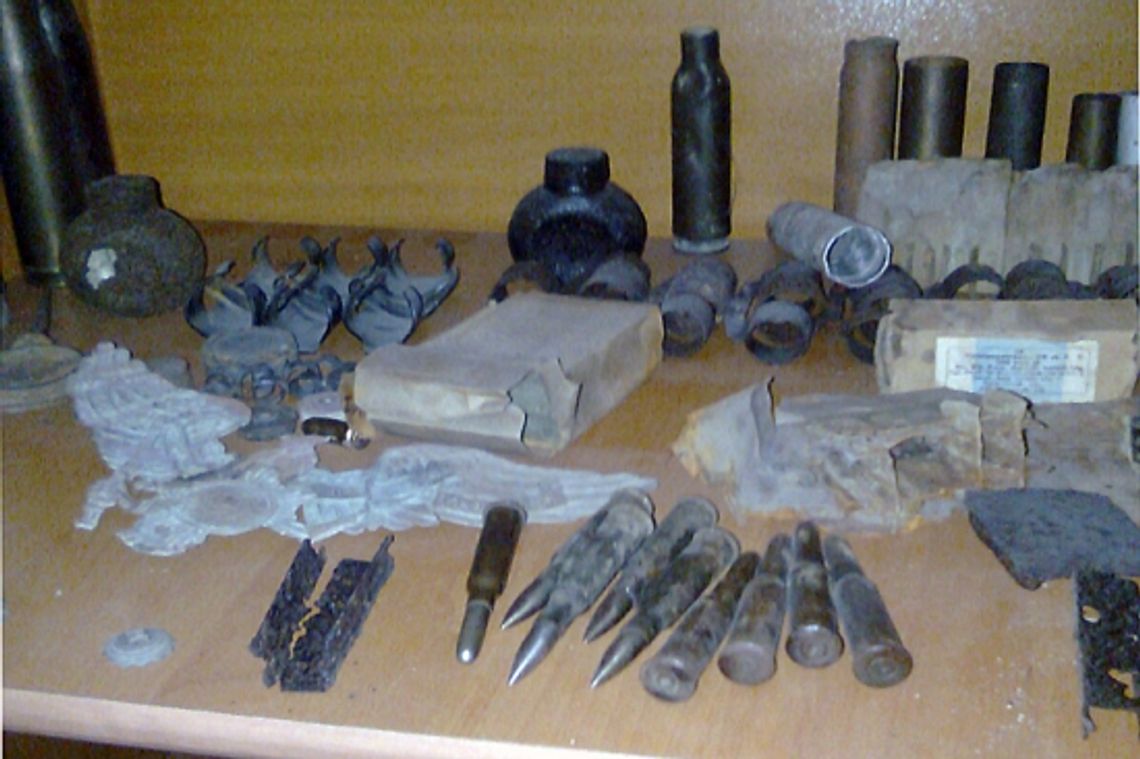 Kobieta z kontrabandą i karabinem Kobieta z kontrabandą i karabinem