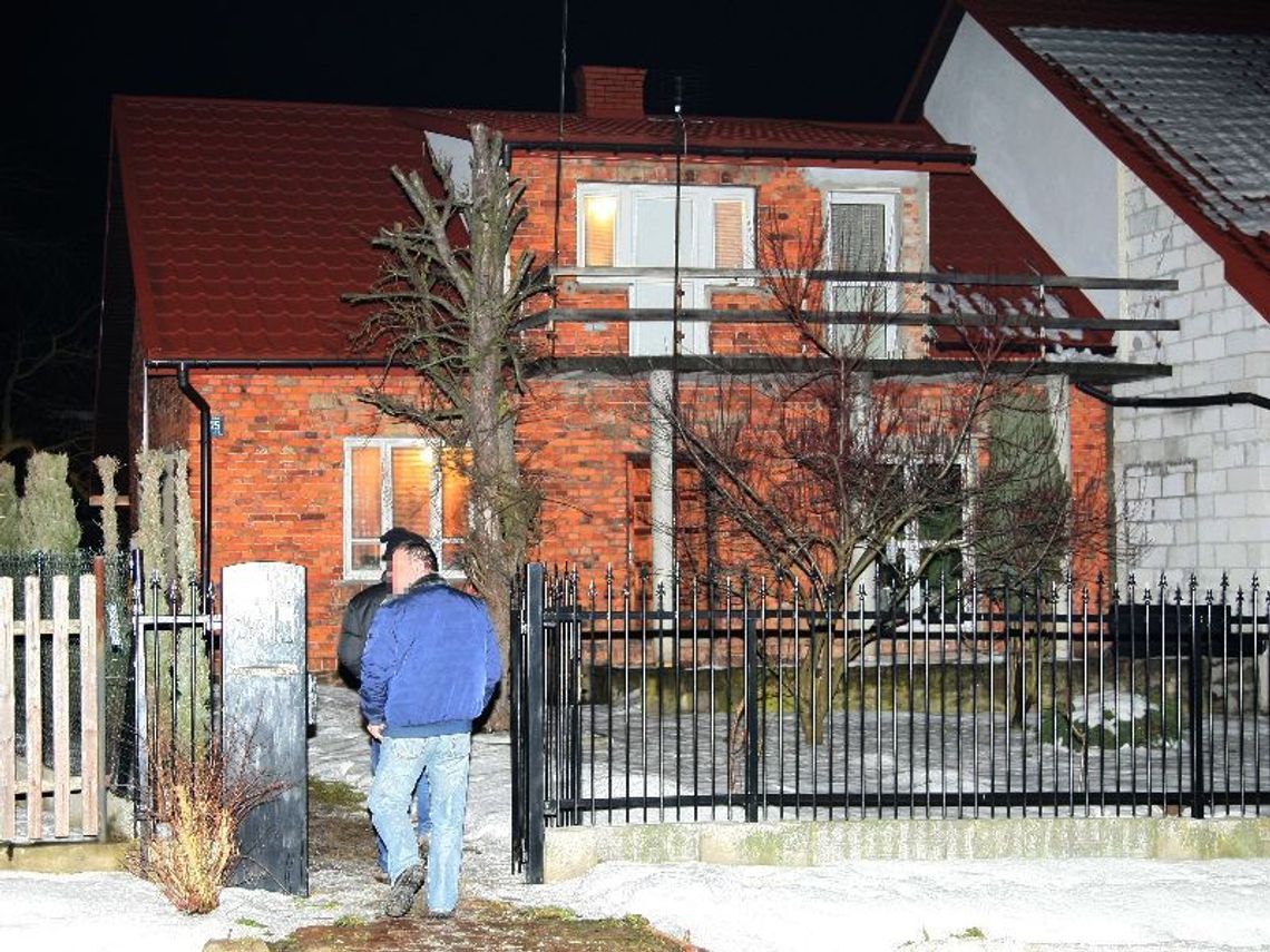 Kobieta zginęła od ciosu nożem. Policjanci zatrzymali jej męża (zdjęcia)