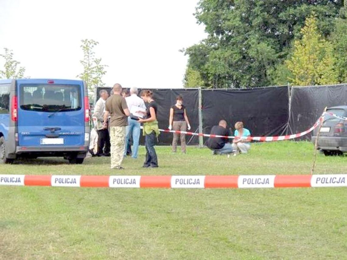 Kobieta zginęła od ośmiu ran na szyi. Prokurator: \"Zabiła się sama\"