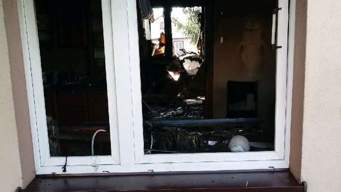 Kobieta zginęła w pożarze domu. Przyczyną niedopałek papierosa? [zdjęcia]