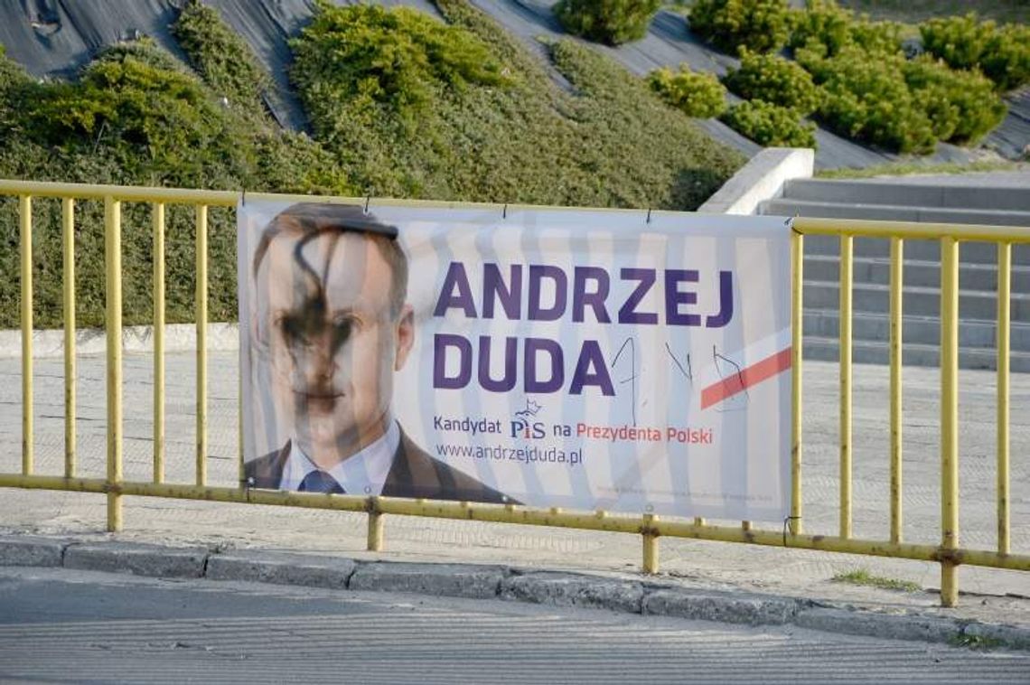 Kobieta zniszczyła plakaty wyborcze i rozcięła głowę świadkowi