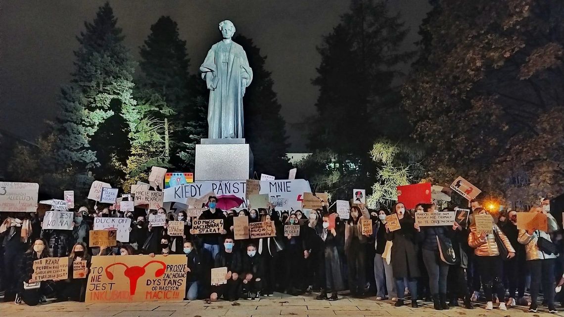 Kobiety nie składają transparentów. Protesty w Lublinie i innych miastach regionu Kobiety nie składają transparentów. Protesty w Lublinie i innych miastach regionu