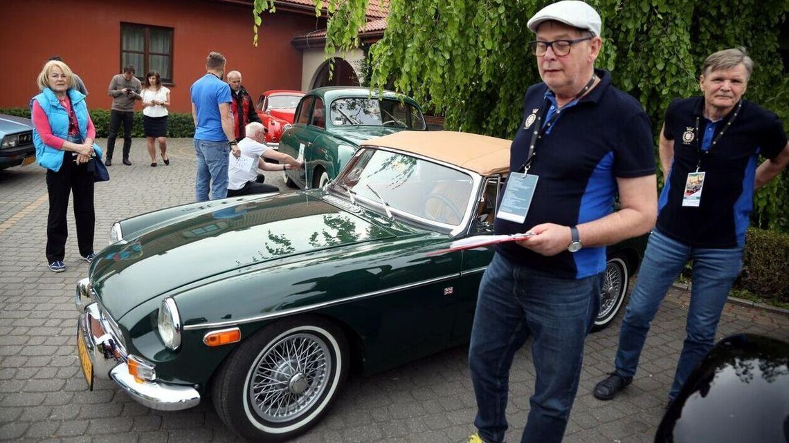 Kochają stare samochody i dobrą zabawę Kochają stare samochody i dobrą zabawę