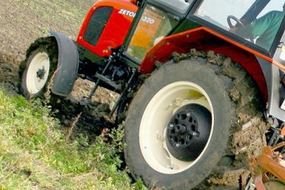 Kocudza Górna: 62-latek spadł z przyczepy i zginął