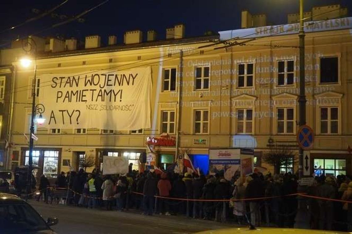 KOD idzie na policję, bo „Solidarność” zagłuszała ich przemówieniem Jaruzelskiego KOD idzie na policję, bo „Solidarność” zagłuszała ich przemówieniem Jaruzelskiego