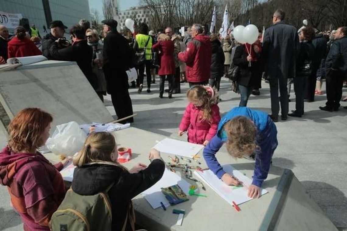 KOD na pikniku w Lublinie świętował 19. urodziny Konstytucji. Narodowcy też przyszli