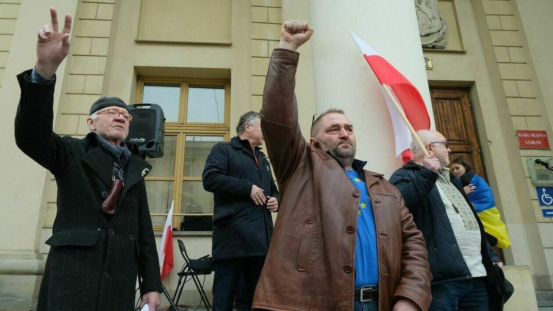 KOD śpiewa „Odę do radości”. Dla Europy i Ukrainy