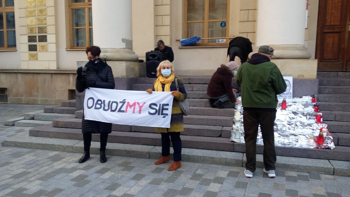 KOD w Lublinie uczcił pamięć Piotra Szczęsnego
