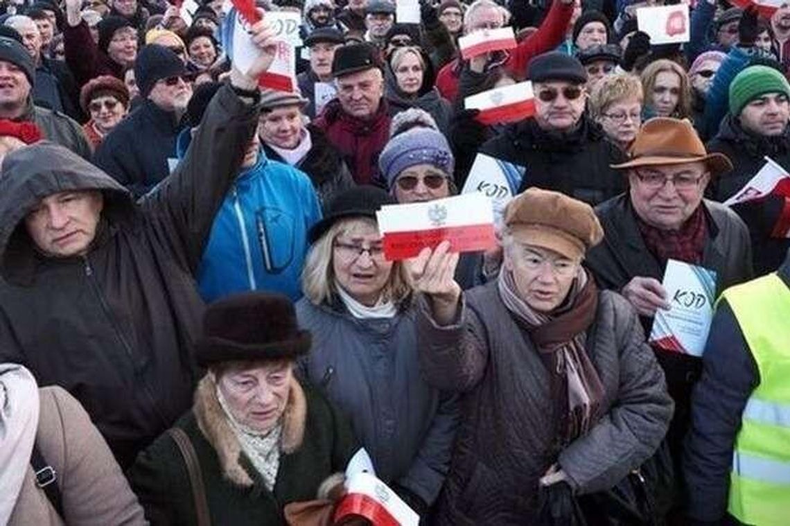 KOD zmienia miejsce. Manifestacja na placu Teatralnym przy CSK
