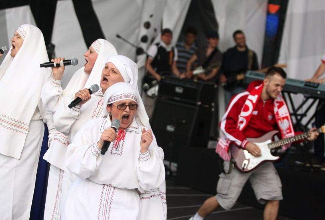 \"Koko Euro spoko\" Jarzębiny hitem biało-czerwonych. Śpiewaczki z Kocudzy gwiazdami