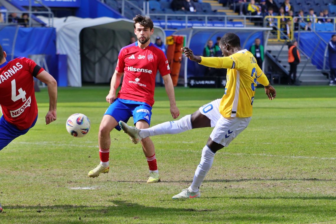 Kolano Jacquesa Ndiaye, łokieć Jakuba Łabojki, a Motor na remis z Rakowem