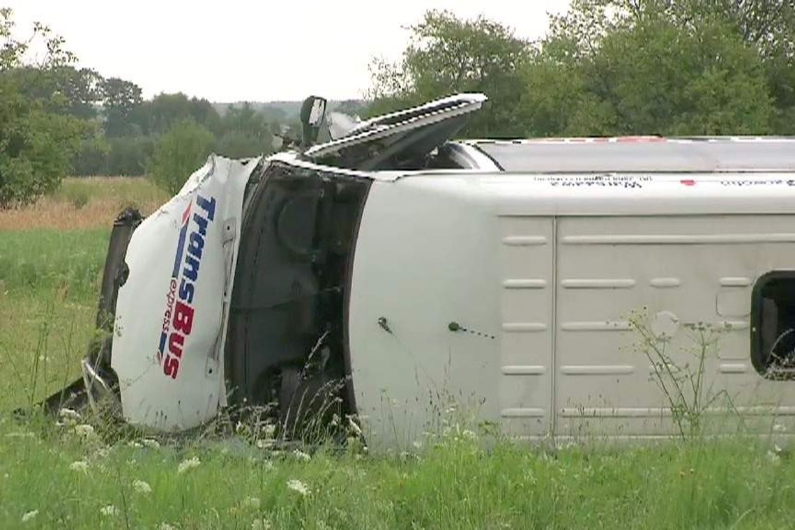 Kołbiel: Wypadek busa relacji Puławy-Warszawa, 15 osób w szpitalu (wideo) Kołbiel: Wypadek busa relacji Puławy-Warszawa, 15 osób w szpitalu (wideo)
