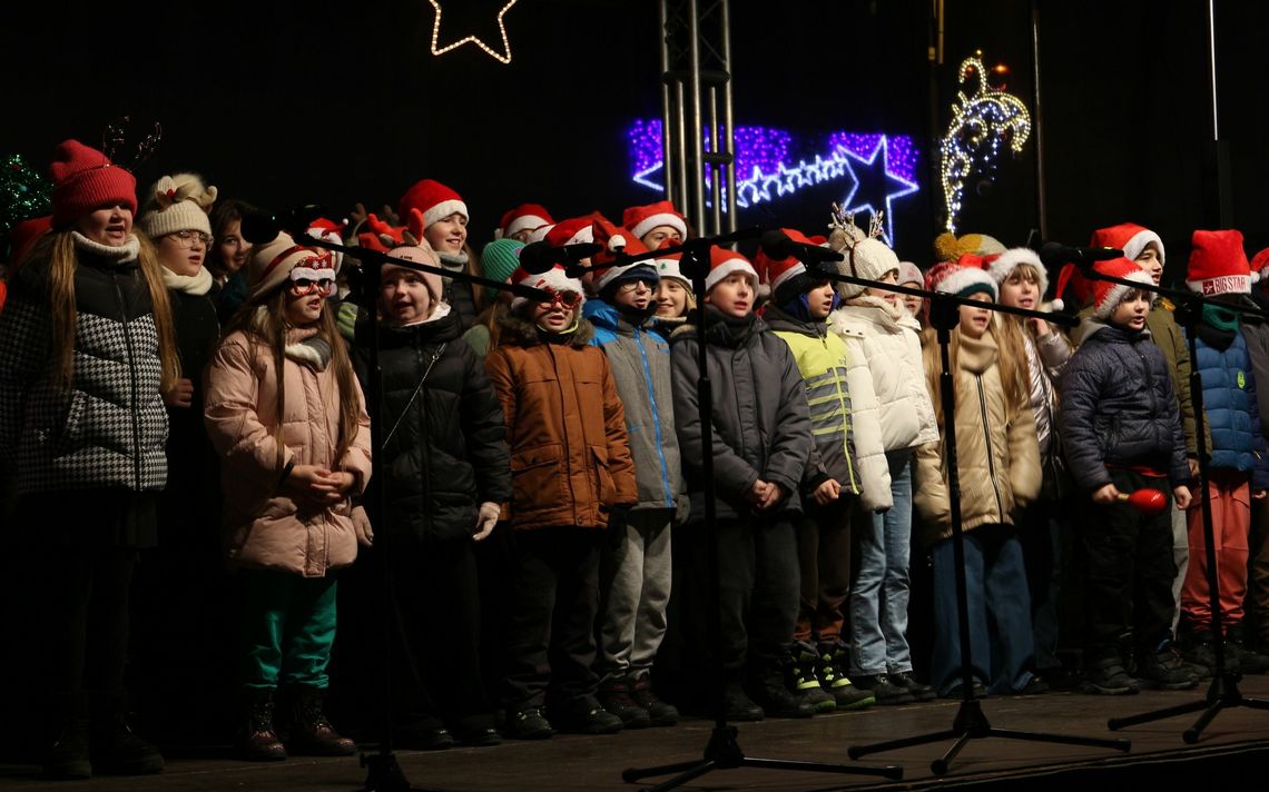 Kolędy, życzenia i poczęstunek na placu
