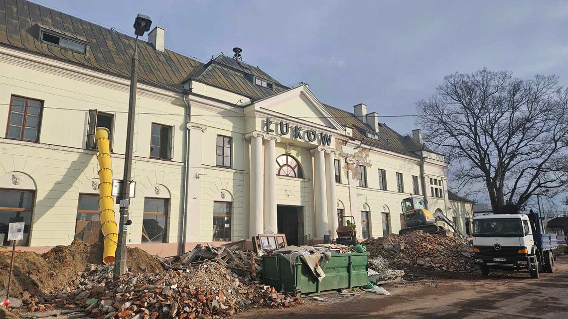 Kolej remontuje dworzec. A podróżni skarżą się na dojście do peronów Kolej remontuje dworzec. A podróżni skarżą się na dojście do peronów