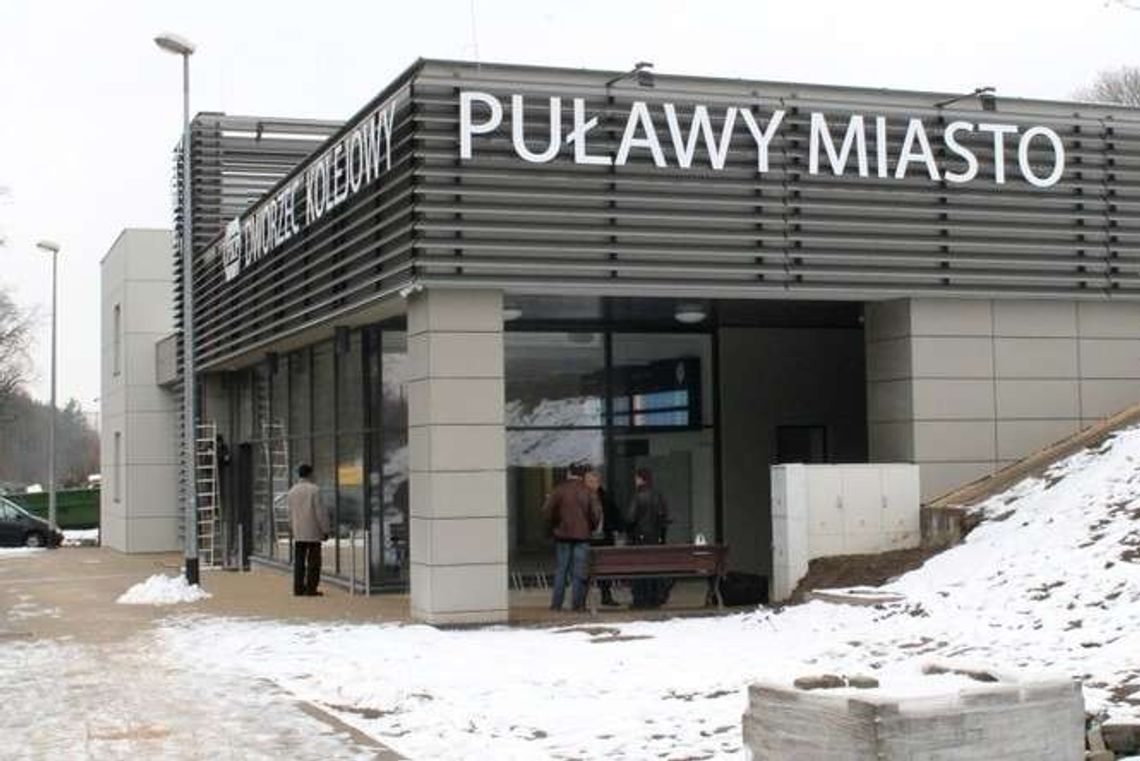 Kolej zamknie tory. Pasażerowie z Puław czekają na decyzje przewoźników