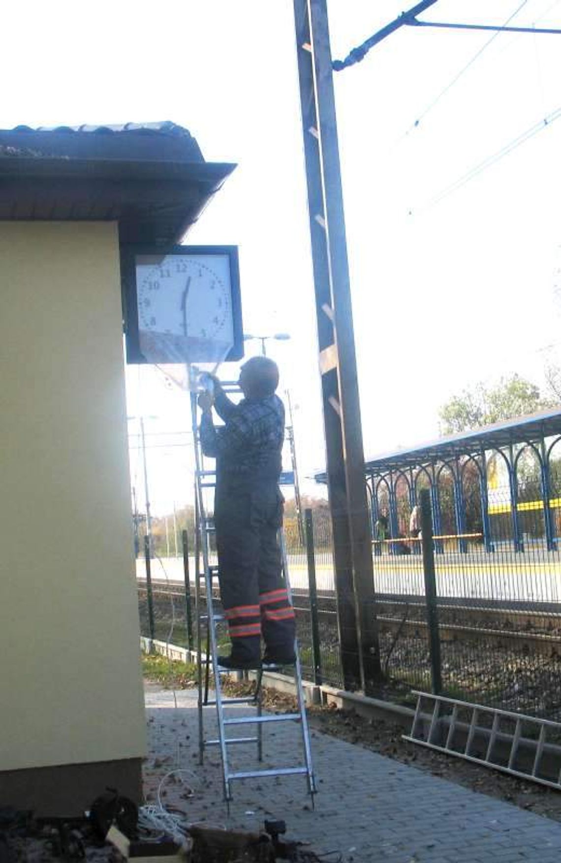 Kolejarze wyremontowali dworzec, ale zapomnieli o zegarze