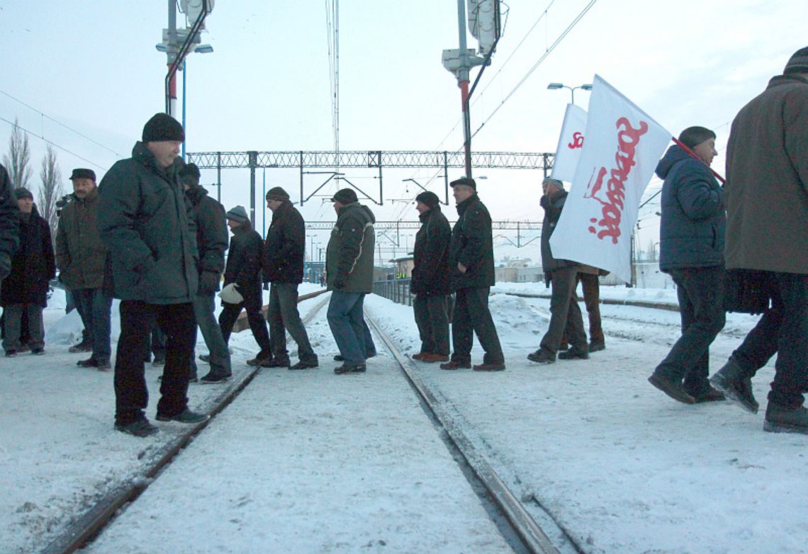 Kolejarze wyszli na tory, chcą biletów za 1 proc. ceny