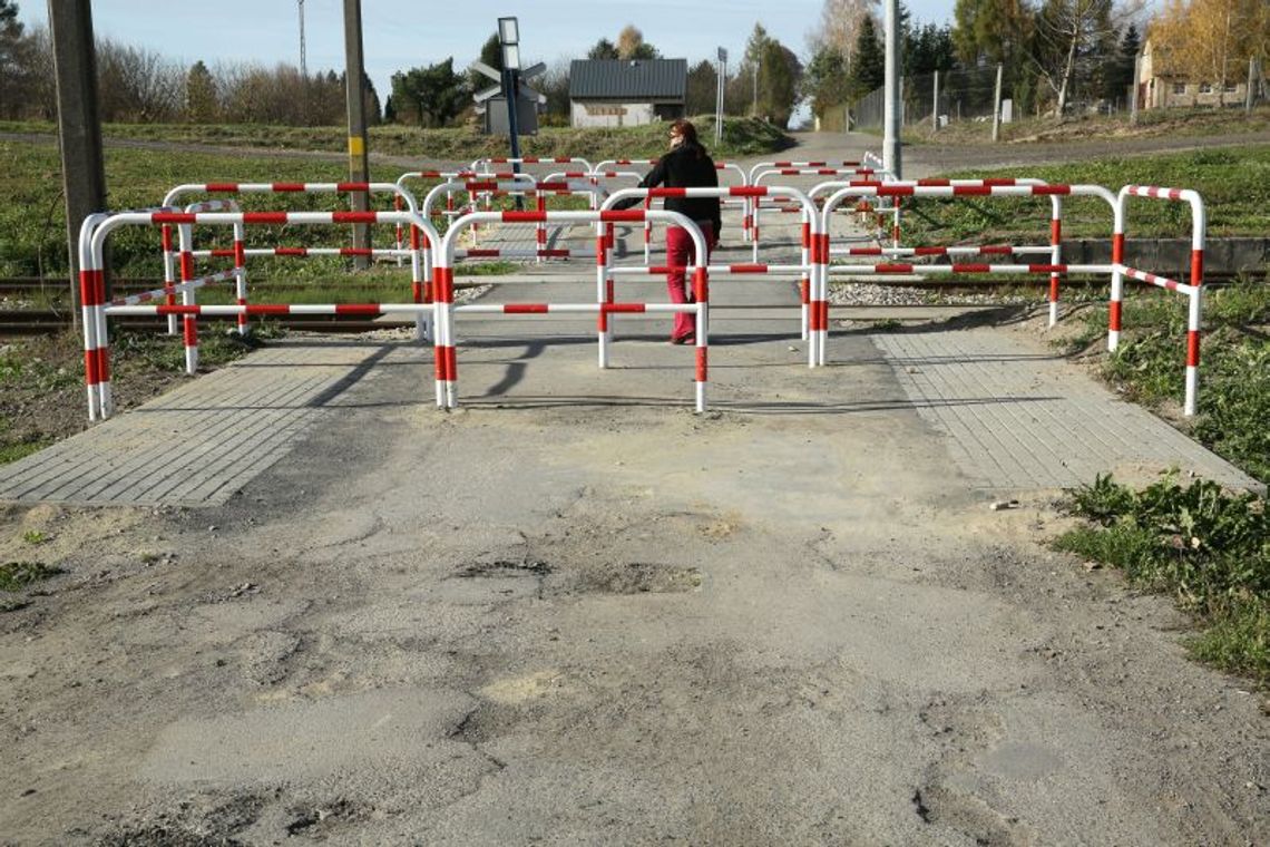 Kolejarze zamknęli przejazd. Przejście też zniknie Kolejarze zamknęli przejazd. Przejście też zniknie