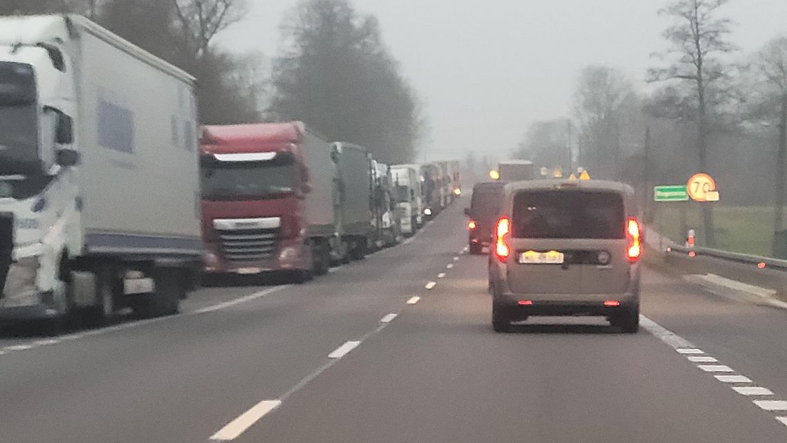 Kolejka ciężarówek przed granicą coraz dłuższa. Już ponad 50 km Kolejka ciężarówek przed granicą coraz dłuższa. Już ponad 50 km