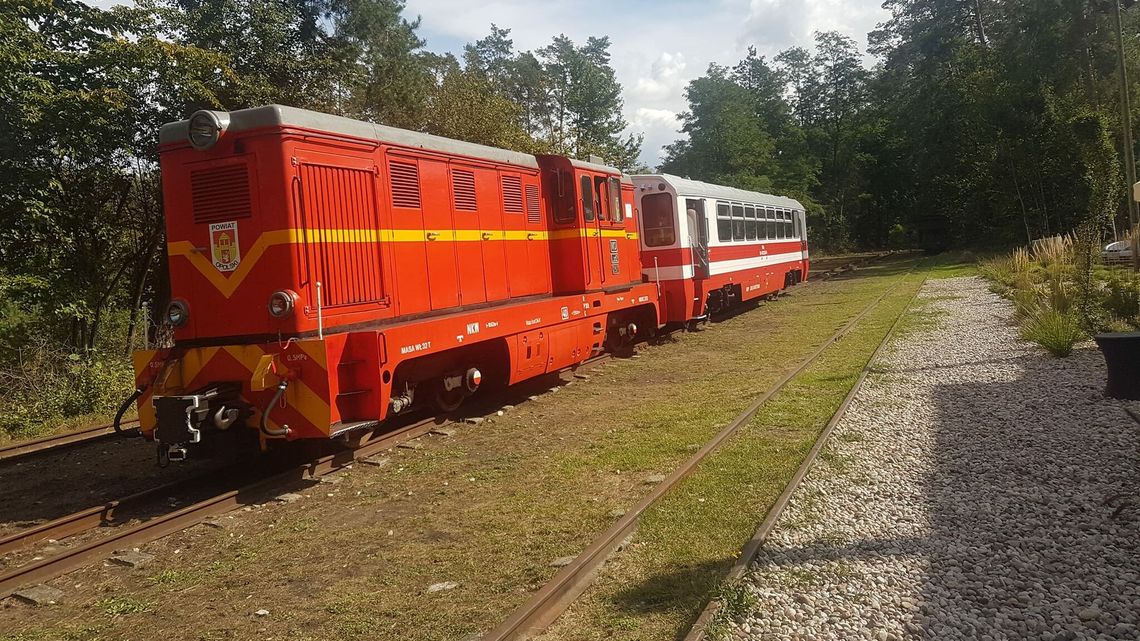 Kolejka na specjalne okazje. Wąskotorówka pod flagą biało-czerwoną