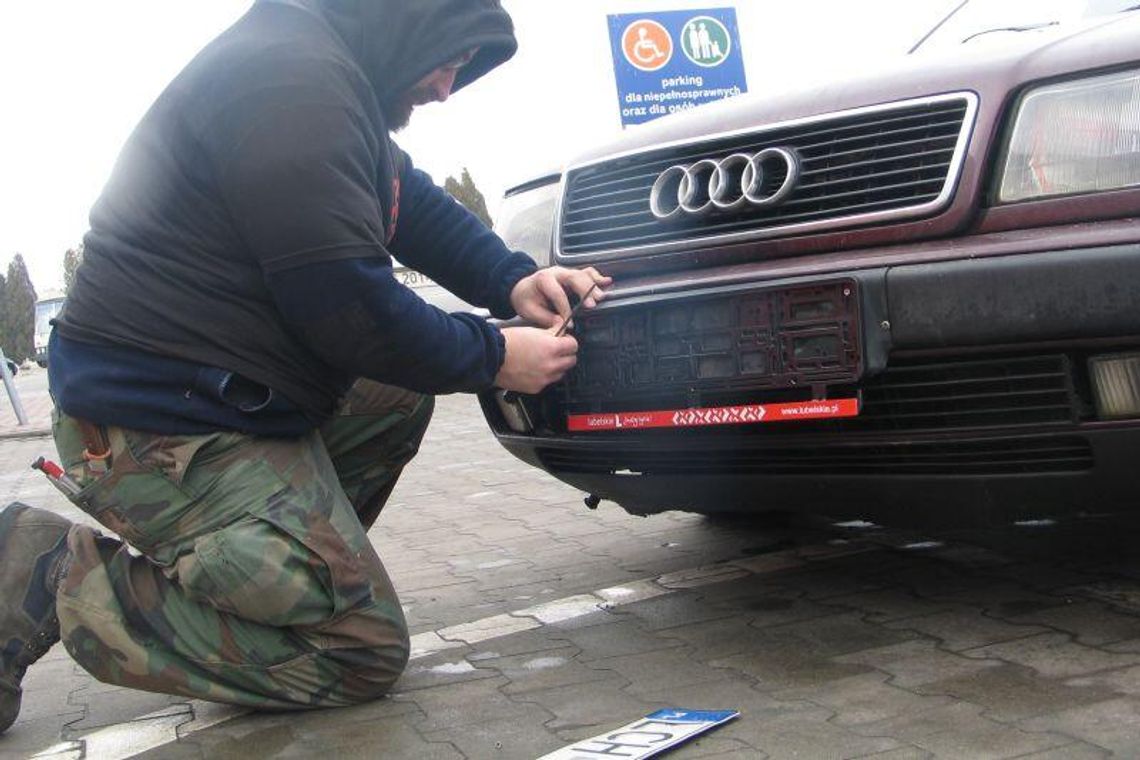 Kolejka po darmowe ramki pod tablice rejestracyjne z logo Smakuj Lubelskie