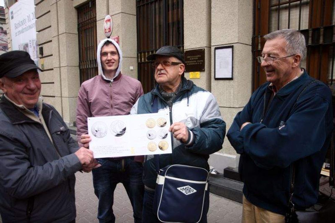 Kolejka po monetę z papieżem. "Będziemy tu stać do wtorku" Kolejka po monetę z papieżem. "Będziemy tu stać do wtorku"