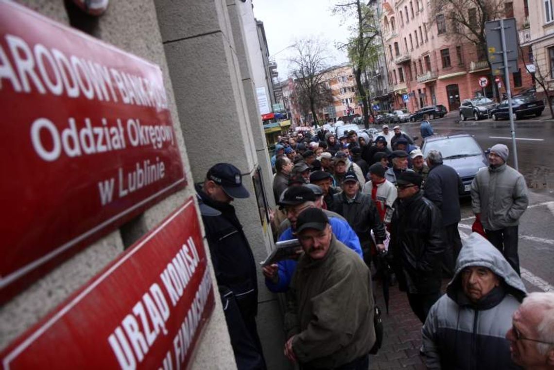 Kolejka przed NBP po monety z papieżem. Te za 7,8 tys. zł rozeszły się w 30 minut