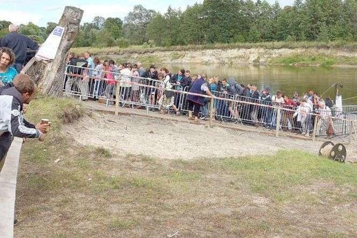 Kolejki i przepychanki na granicy z Ukrainą po przywróceniu małego ruchu