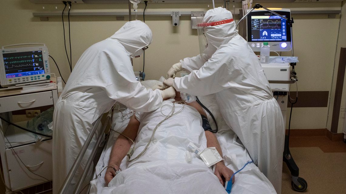 Kolejki karetek przed SOR-ami, tłumy pacjentów potrzebujących pomocy. "Sytuacja jest kryzysowa"