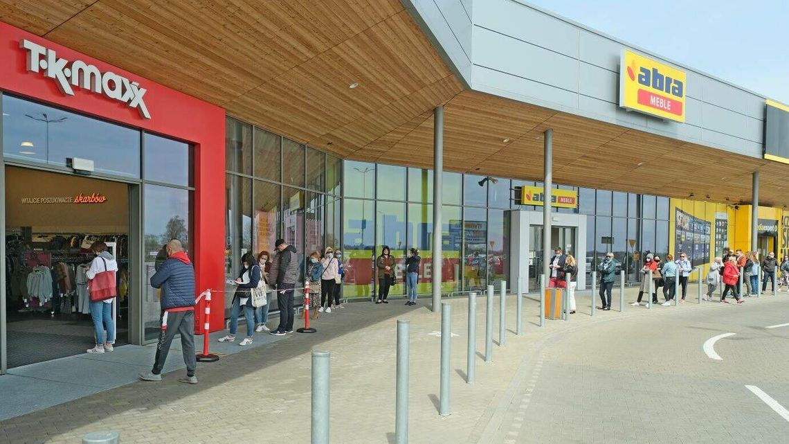 Kolejki niemal jak po szczepionkę. Galerie handlowe w Lublinie w końcu otwarte