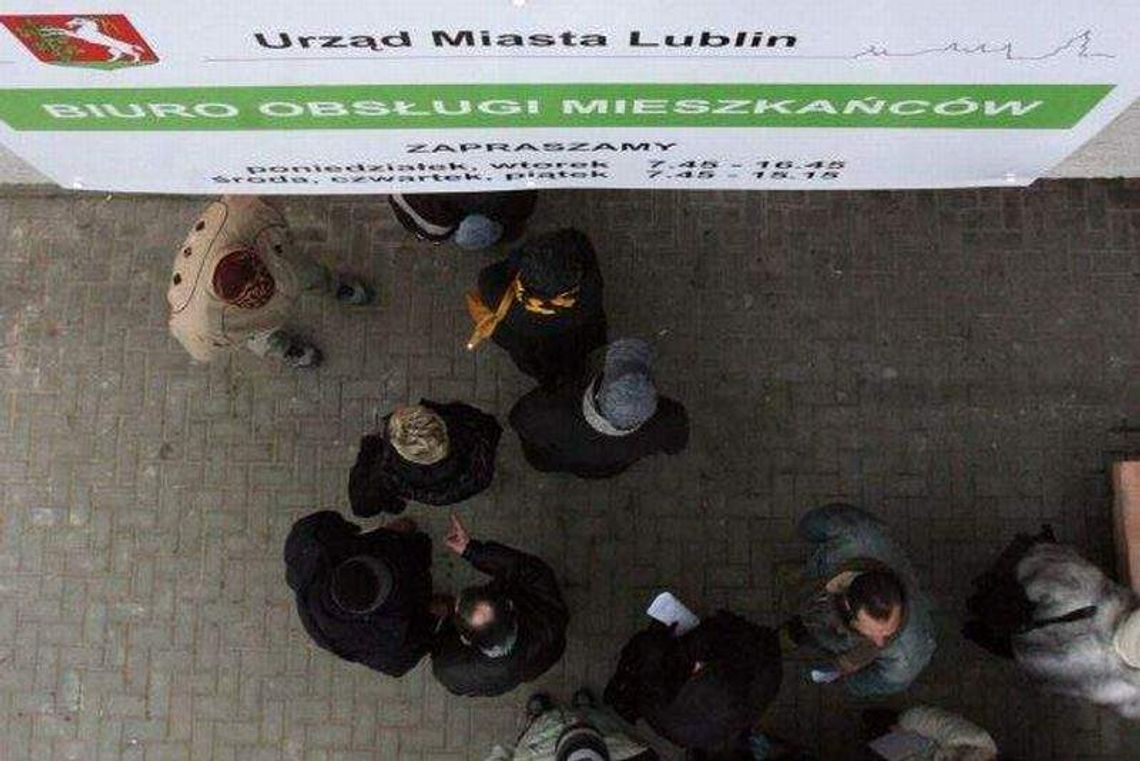 Kolejki po nowy dowód. Urzędnicy: \"Nowy program wydłużył obsługę\"