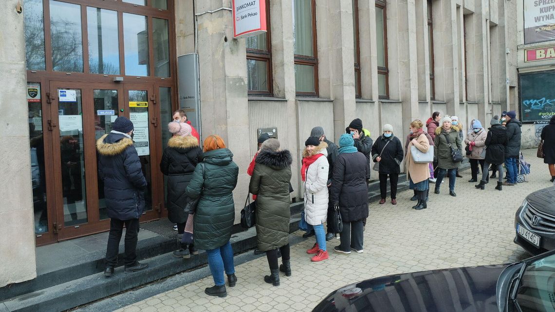 Kolejki przed bankomatami w Lublinie. Bankowcy apelują o spokój