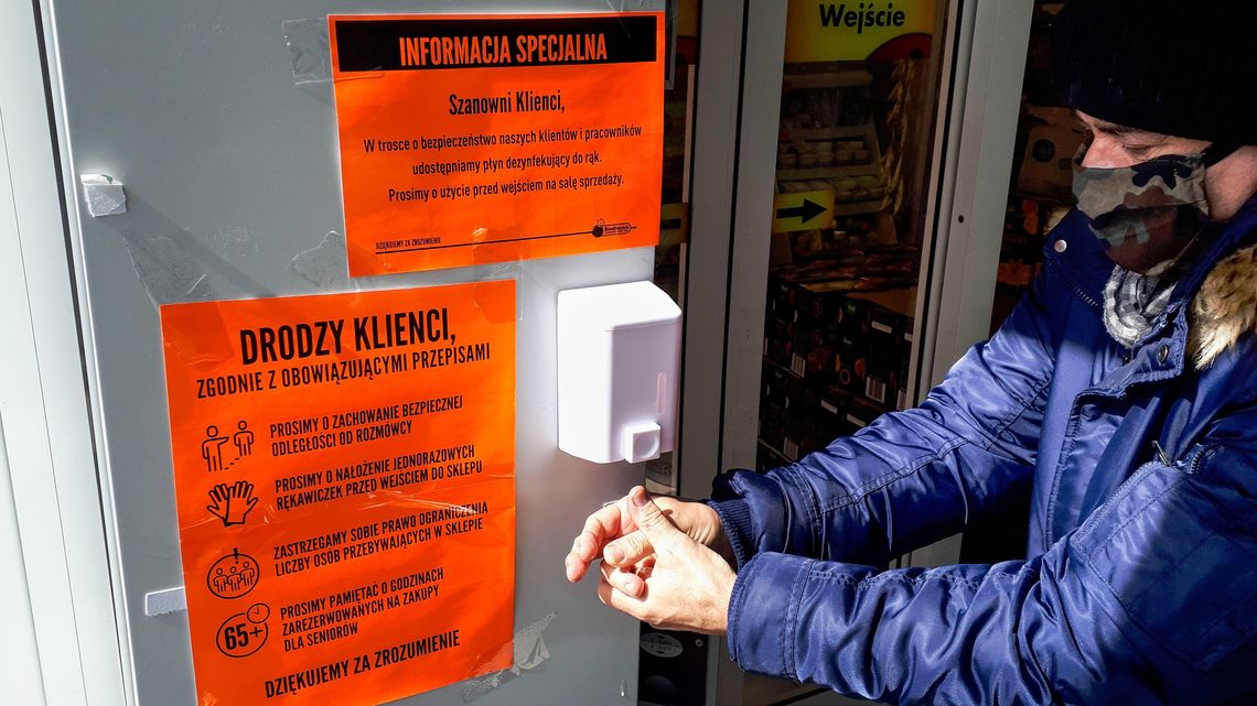 Kolejki przed sklepami, ale klienci czują się bezpieczniej. Tak się robi zakupy po wprowadzeniu zmian