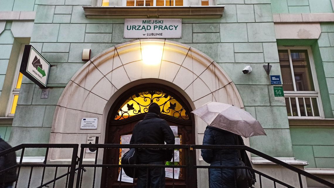 Kolejki przed urzędem pracy w Lublinie przez Covid i więcej petentów Kolejki przed urzędem pracy w Lublinie przez Covid i więcej petentów