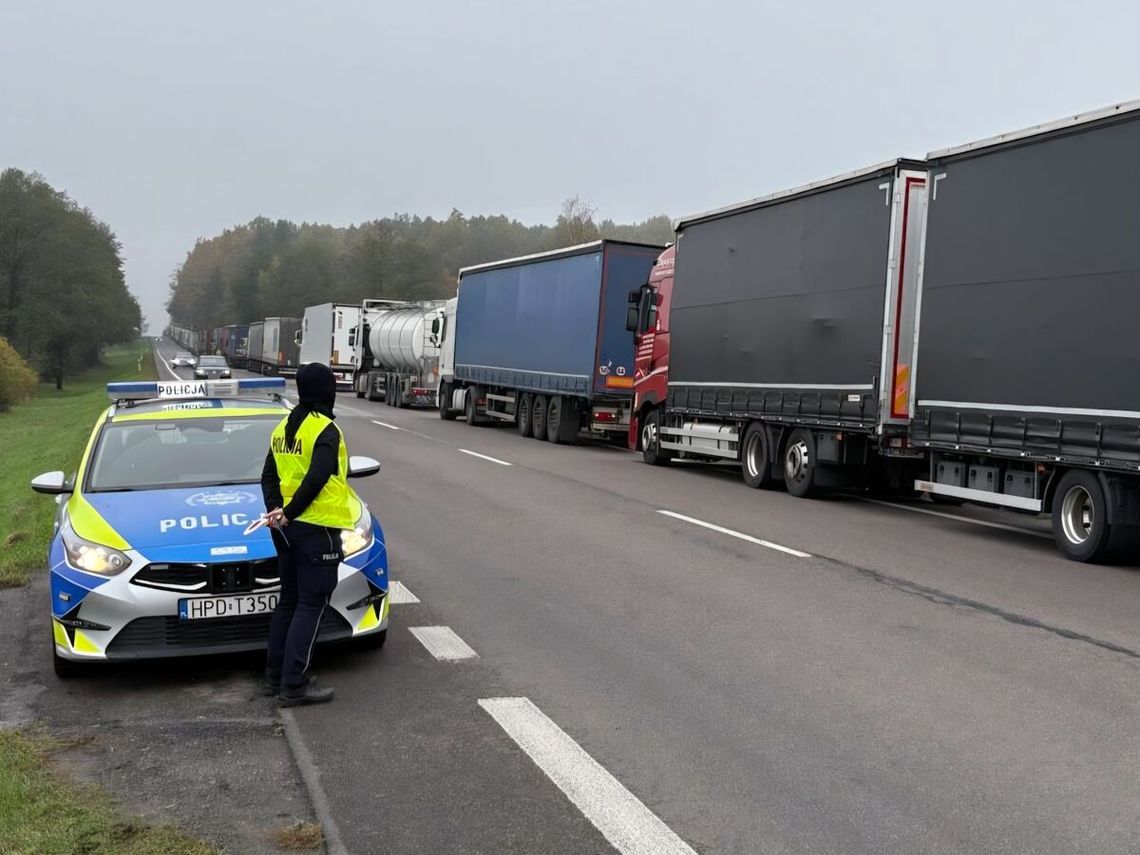 Kolejki tirów do granicy sięgają Zamościa i Janowa. Policja apeluje do kierowców Kolejki tirów do granicy sięgają Zamościa i Janowa. Policja apeluje do kierowców