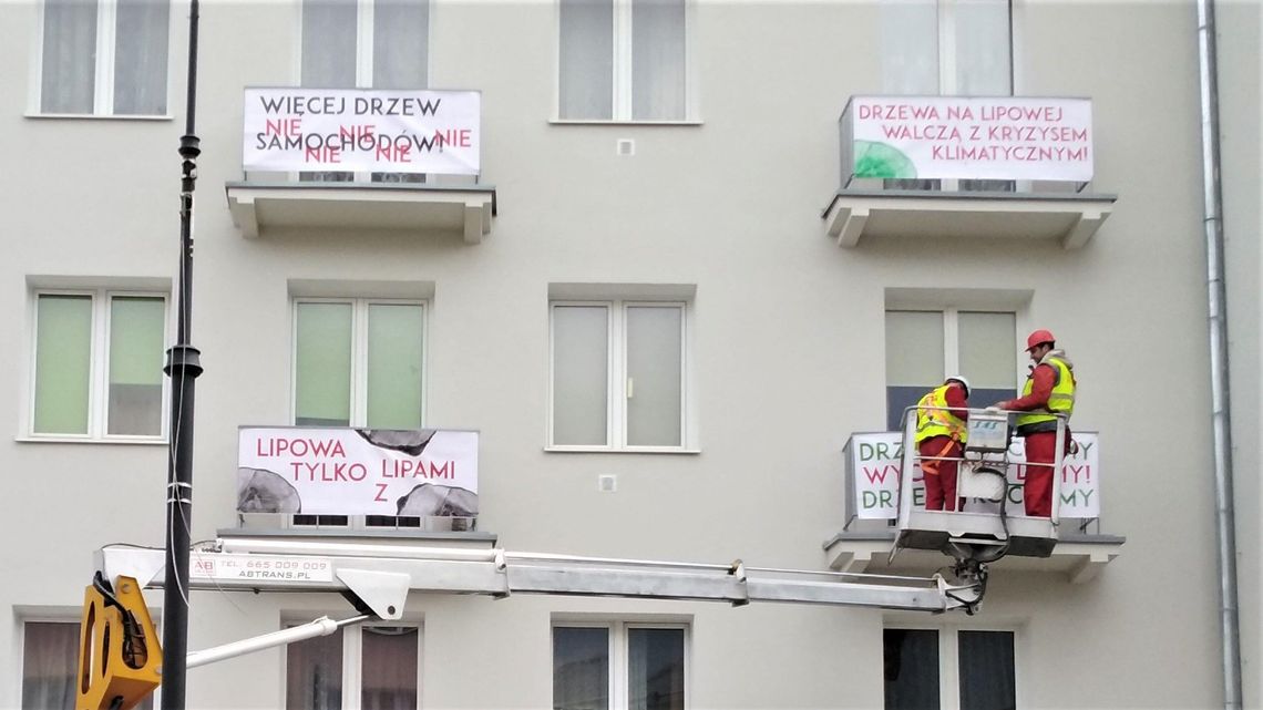 Kolejna akcja obrońców drzew z ul. Lipowej. Obwiesili transparentami balkony kamienicy